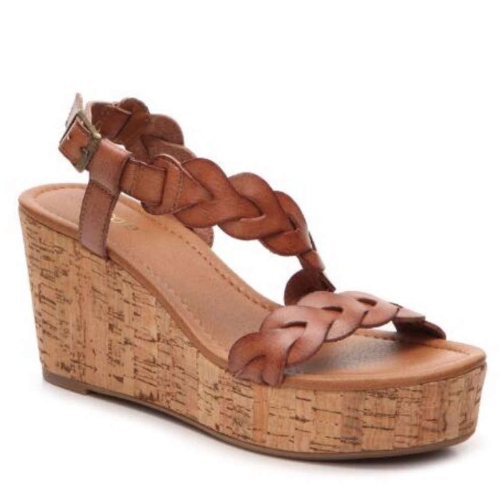 Nicole!!! Tan wedges!